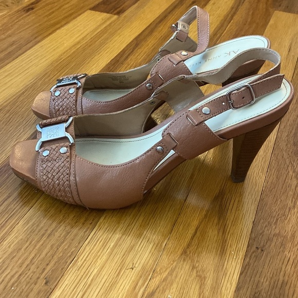 Anne Klein Women’s Brown Heels With Silver Buckle Size 8 - Picture 7 of 10